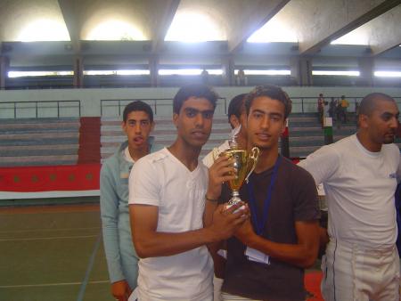 c moi et achraf avec la cup d'escrime